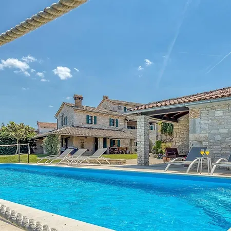 Luna In Villa Selina