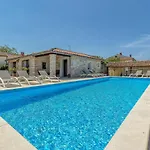 Vila Luna In *