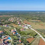 Vila Luna In *