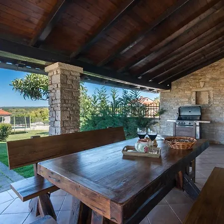 Luna In Villa Selina